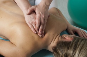 blonde Frau wird auf einer Massagebank therapiert